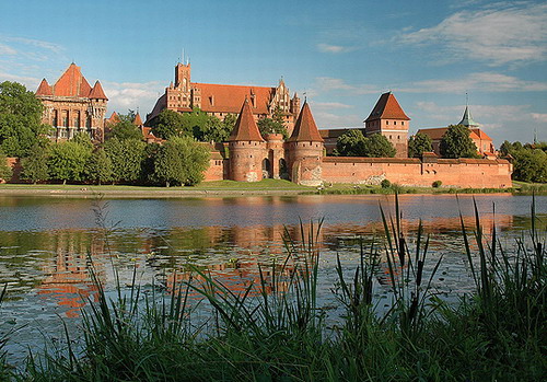 Impresionantele Palate si Castele ale lumii - Pagina 2 Malbork-castle